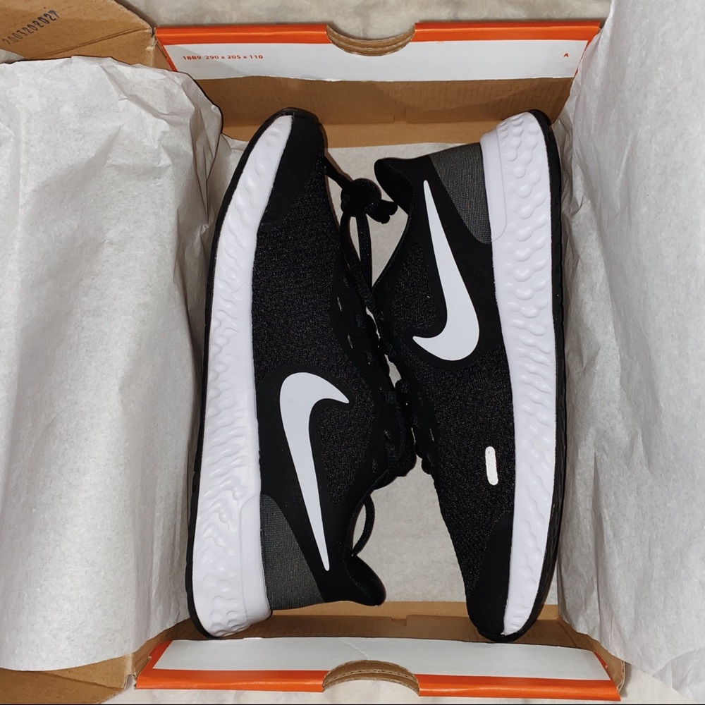 NIKE RUNNING SHOES BRAND NEW